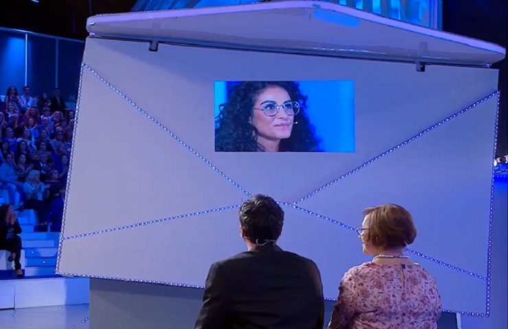 carlo e sua madre mentre vedono serena a c'è posta per te 