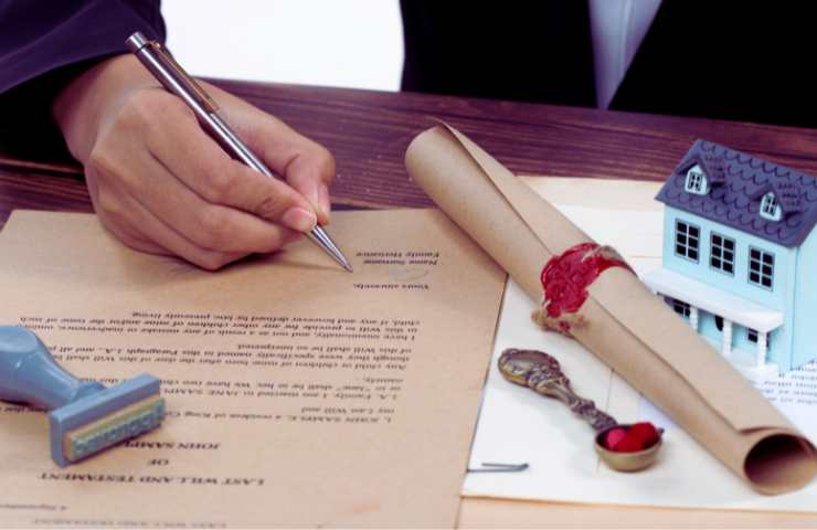 giudice che firma documenti