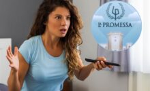 Ragazza con il telecomando e logo la promessa